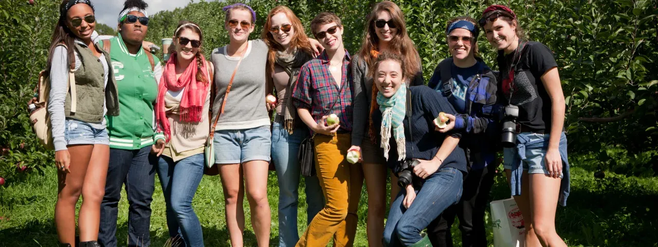 A group of students picking apples on 山天.